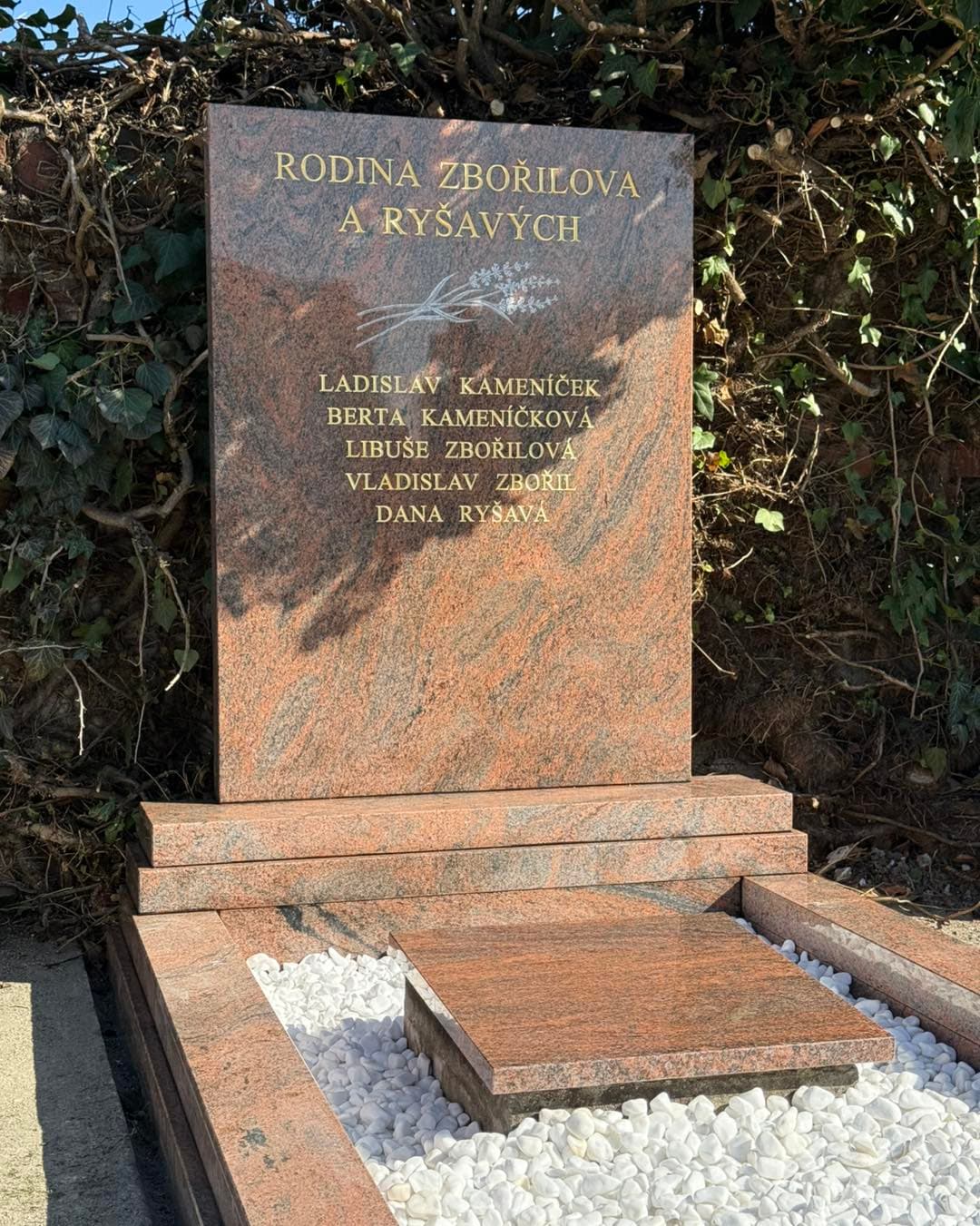 Kamenný pomník – STONIA kamenictví