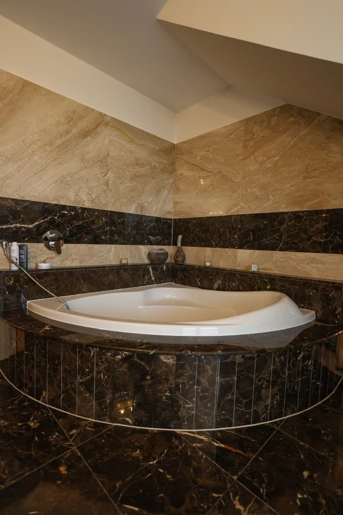 Koupelnový obklad z přírodního kamene