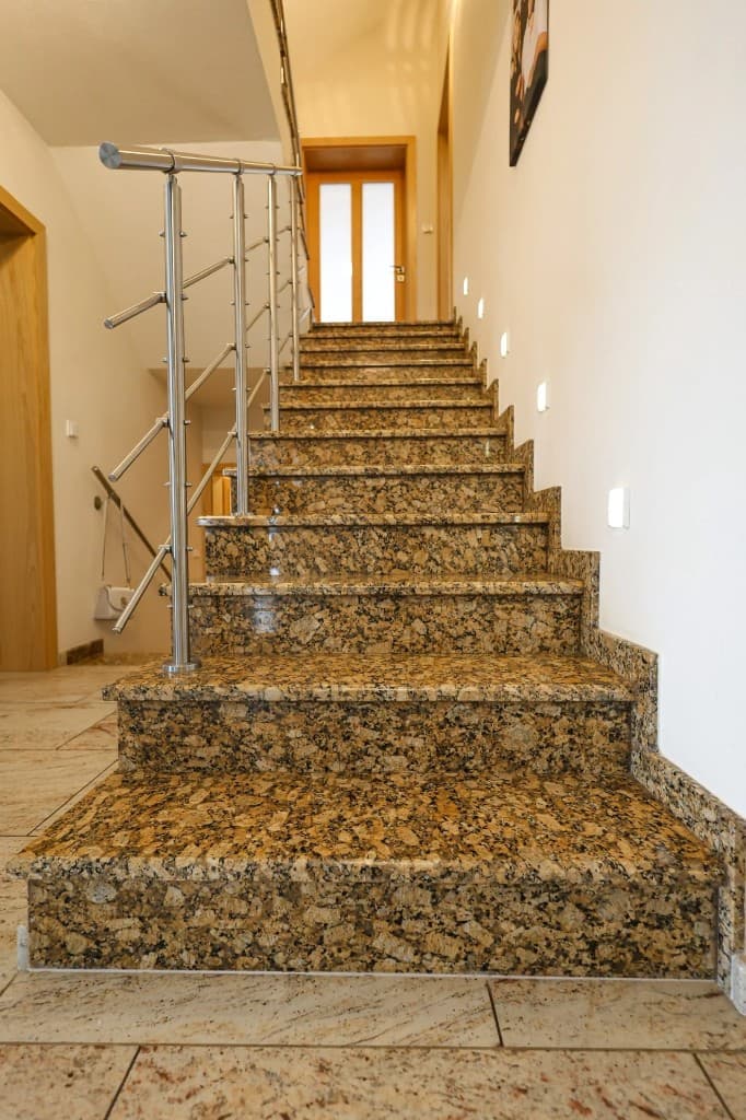 Kamenné schodiště v interiéru