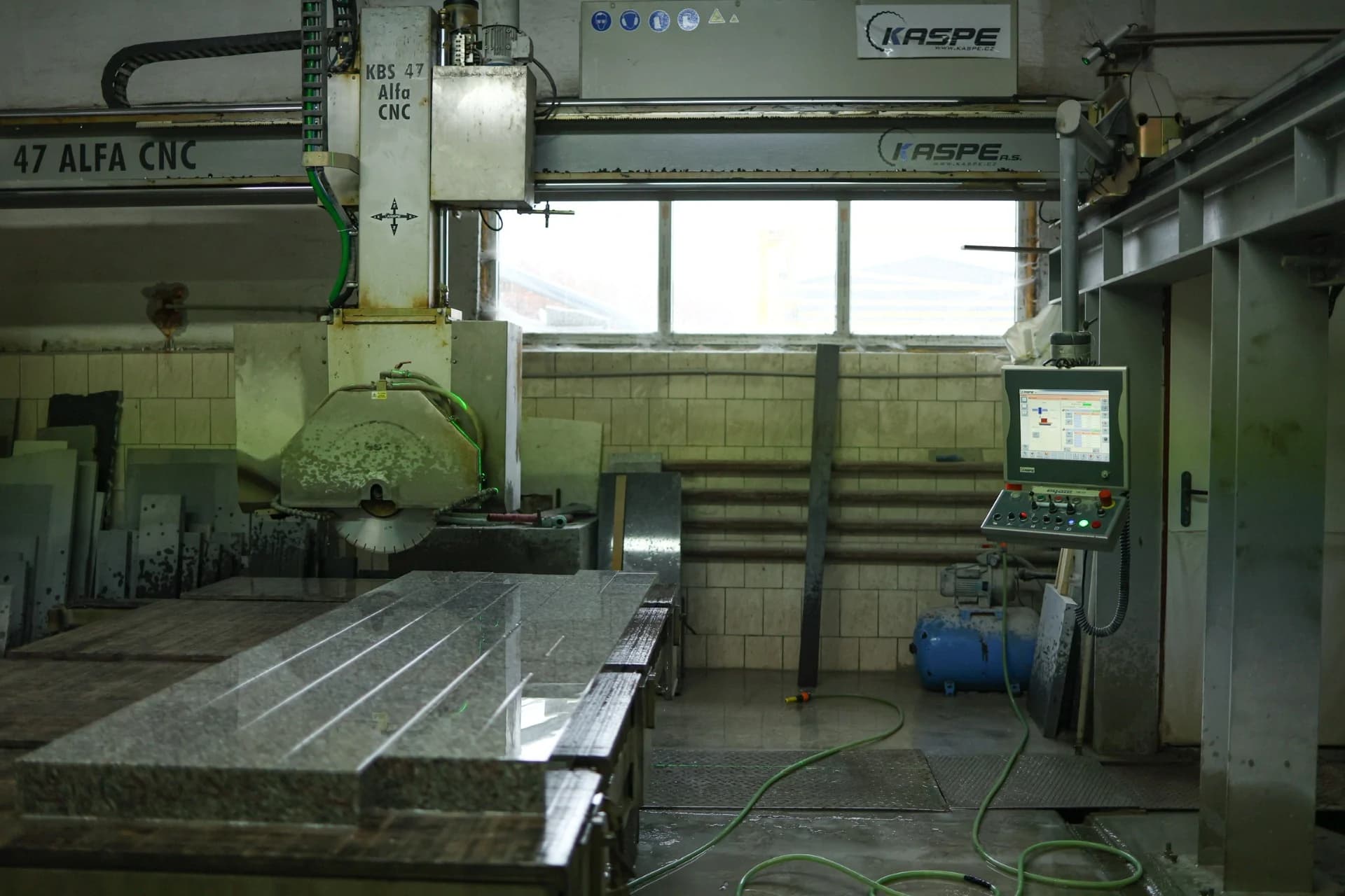 CNC pila KASPE KBS 47 Alfa – řezání žuly
