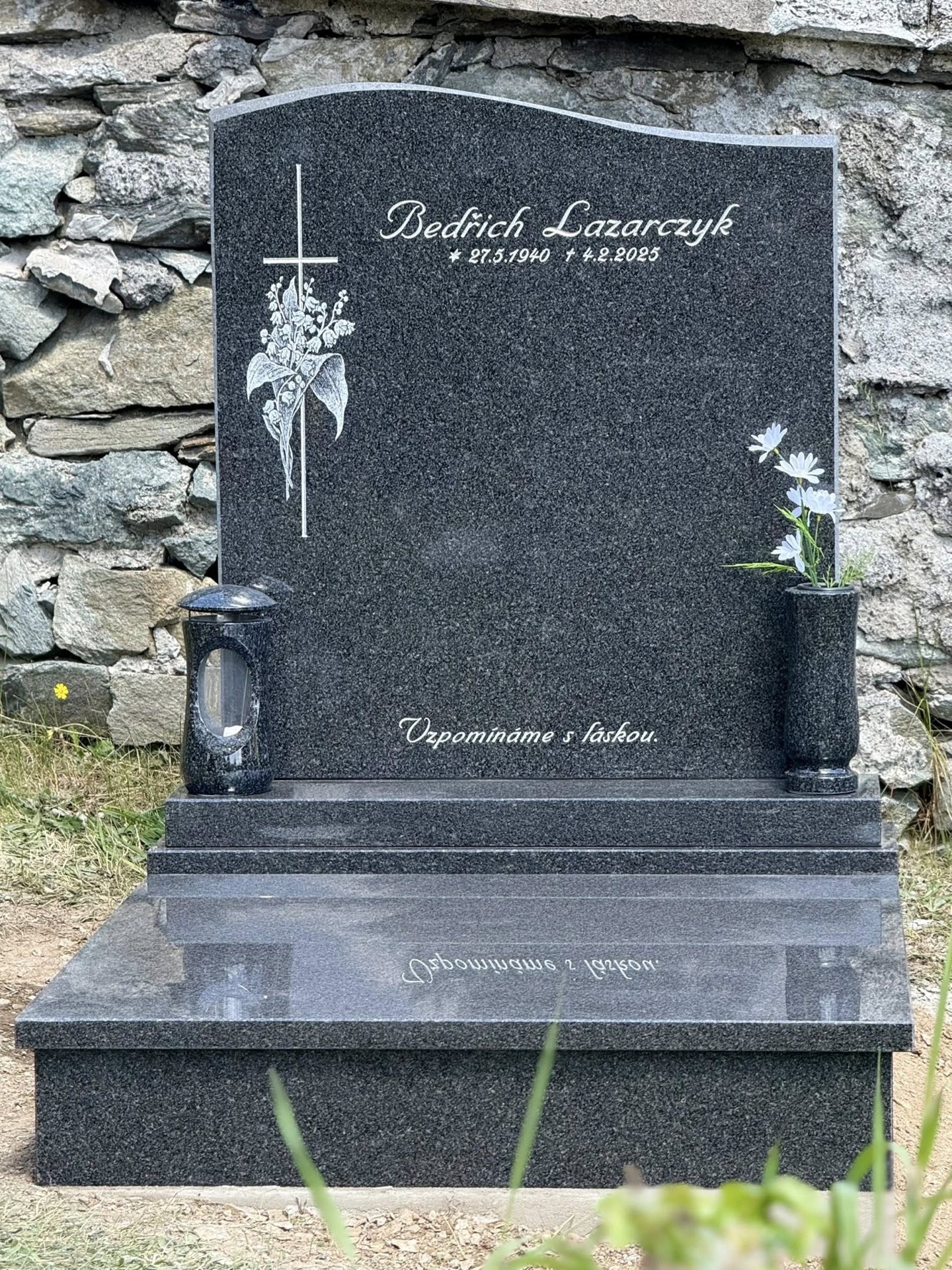 Klasický žulový pomník s rytým křížem a konvalinkami – STONIA