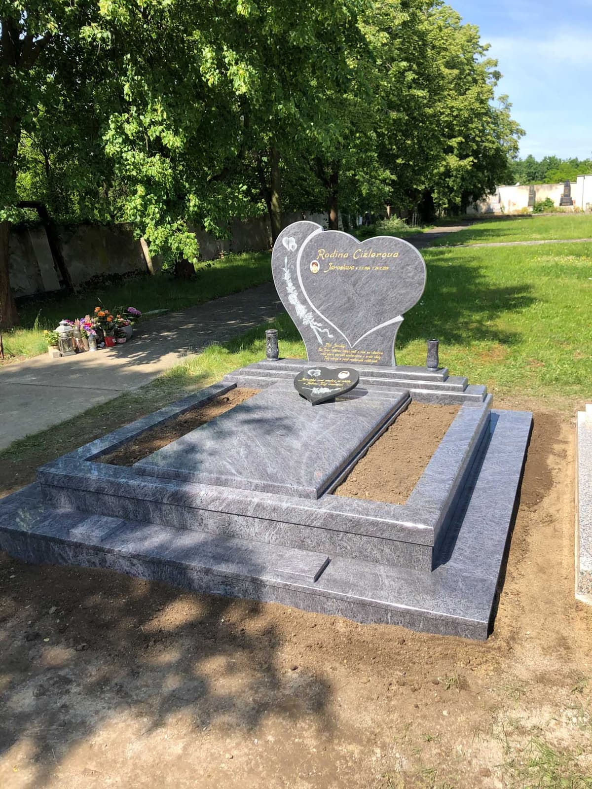 Kamenný pomník na míru – STONIA kamenictví