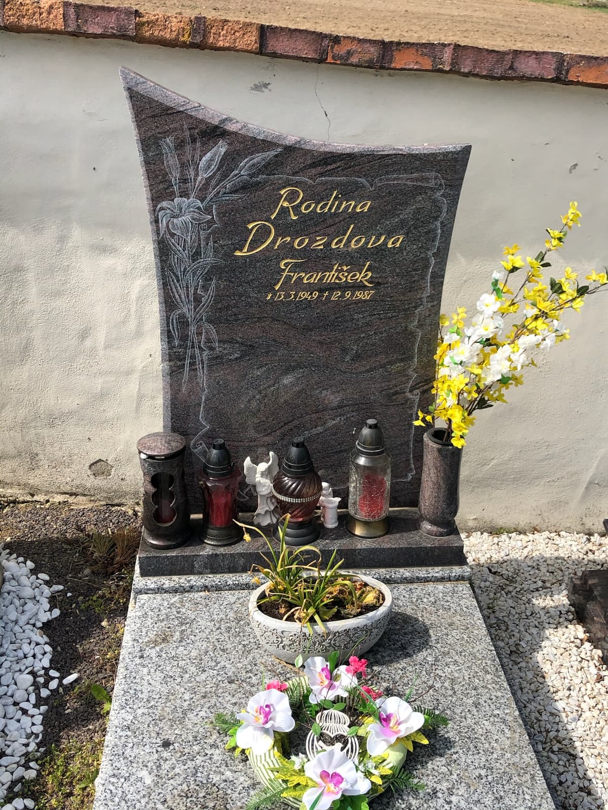 Kamenný pomník na míru – STONIA kamenictví