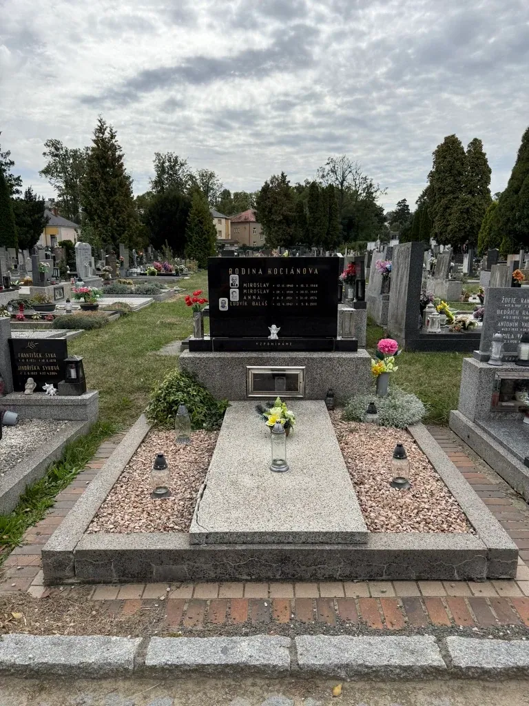Rodinný hrob v Krnově před rekonstrukcí s původním rámem, krycí deskou a růžovým kamenivem