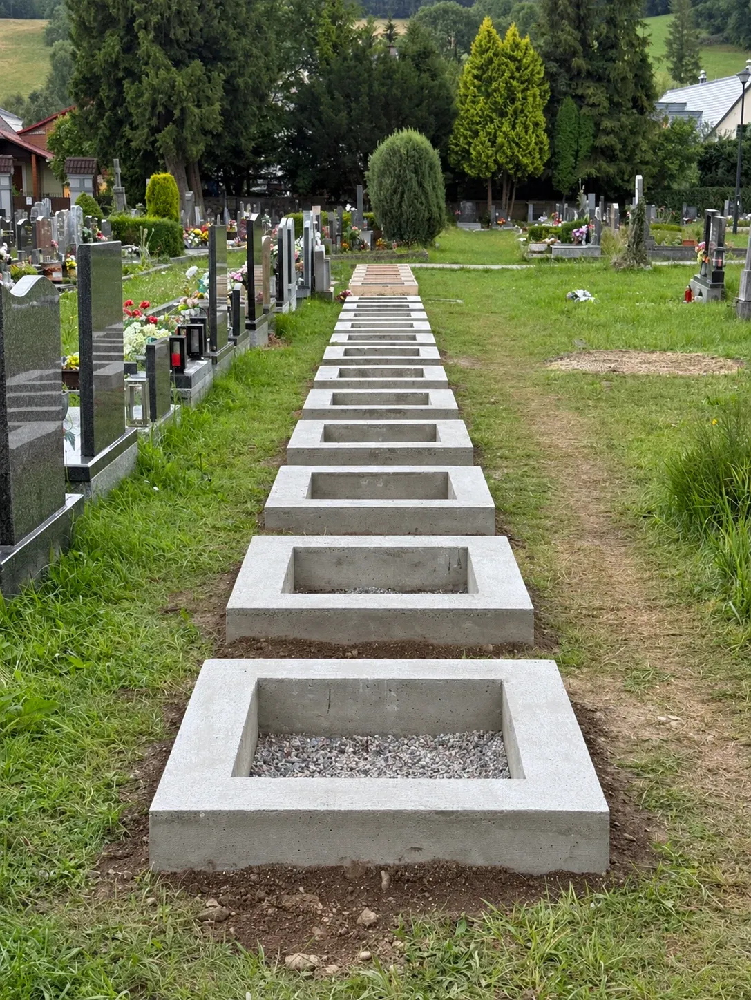 Realizace 18 betonových základů pro urnové pomníky pro obec Lipová-lázně