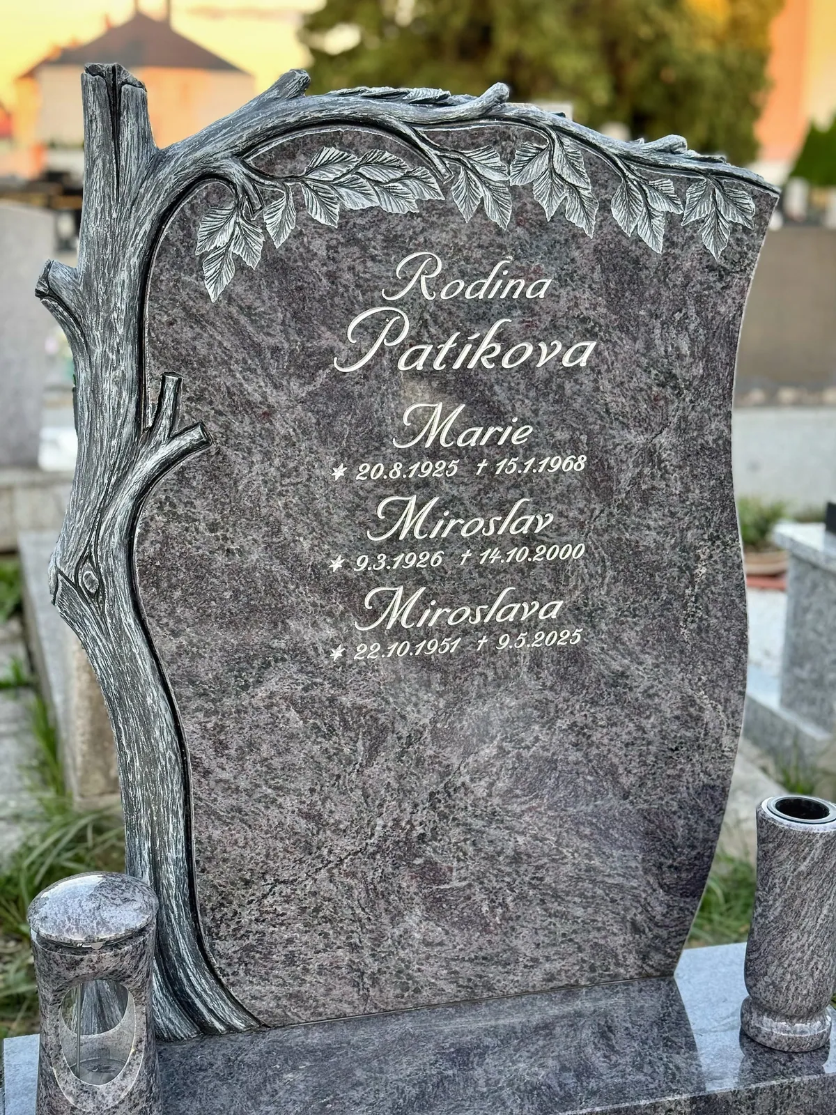 Pomník z realizace STONIA