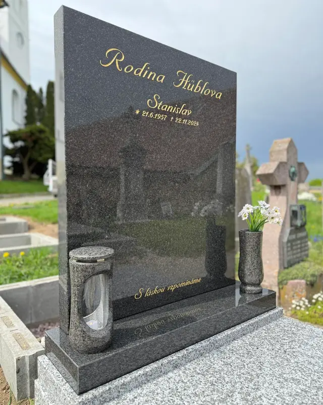 Pomník z naší realizace (198)